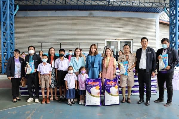 ภาพประกอบข่าว ลำดับที่ 4 จาก มอบทุนการศึกษาเพื่อชุดนักเรียนให้กับนักเรียนและข้าวสารเพื่อเป็นอาหารกลางวันให้กับสถานศึกษาในพื้นที่จังหวัดอุทัยธานี