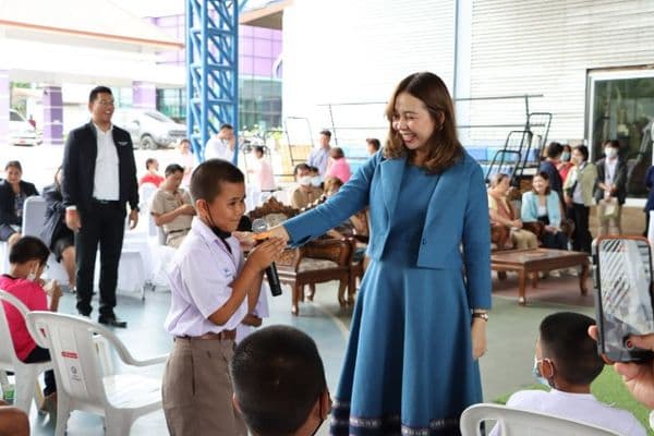 ภาพประกอบข่าว ลำดับที่ 1 จาก มอบทุนการศึกษาเพื่อชุดนักเรียนให้กับนักเรียนและข้าวสารเพื่อเป็นอาหารกลางวันให้กับสถานศึกษาในพื้นที่จังหวัดอุทัยธานี