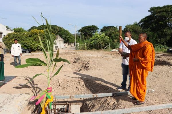 ภาพประกอบข่าว ลำดับที่ 3 จาก พิธีวางเสาเอกอาคารศูนย์บริการสาธารณสุขเทศบาลเมืองอุทัยธานี
