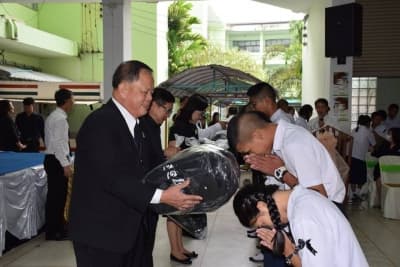 ภาพประกอบข่าว ลำดับที่ 4 จาก มอบเสื้อสีดำ(750 ตัว) รวมใจถวายความอาลัย