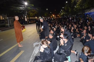 ภาพประกอบข่าว ลำดับที่ 4 จาก กราบพระบรมศพ รัชกาลที่ 9