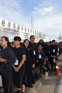 ภาพประกอบข่าว ลำดับที่ 5 จาก กราบพระบรมศพ รัชกาลที่ 9
