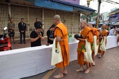 ภาพประกอบข่าว ลำดับที่ 1 จาก ทำบุญตักบาตรถวายเป็นพระราชกุศล