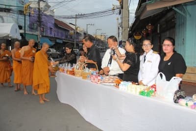ภาพประกอบข่าว ลำดับที่ 2 จาก ทำบุญตักบาตรถวายเป็นพระราชกุศล