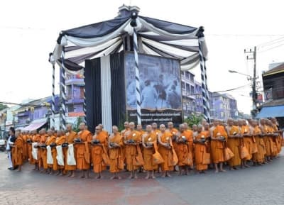 ภาพประกอบข่าว ลำดับที่ 3 จาก ทำบุญตักบาตรถวายเป็นพระราชกุศล