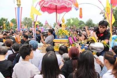 ภาพประกอบข่าว ลำดับที่ 3 จาก ประเพณีตักบาตรเทโว ประจำปี 2560