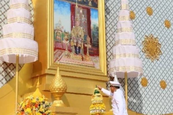 ภาพประกอบข่าว ลำดับที่ 1 จาก พิธีลงนามถวายพระพรชัยมงคล พร้อมกราบบังคมทูลถวายพระพรชัยมงคล