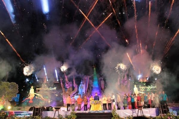 ภาพประกอบข่าว ลำดับที่ 1 จาก านประเพณีตักบาตรเทโว ประจำปี 2563