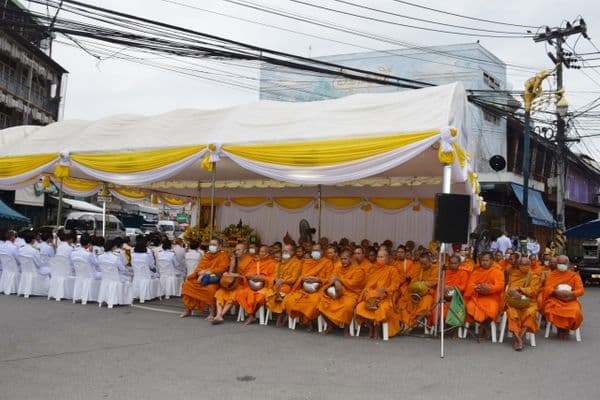 ภาพประกอบข่าว ลำดับที่ 9 จาก ร่วมพิธีทำบุญตักบาตรถวายพระราชกุศล