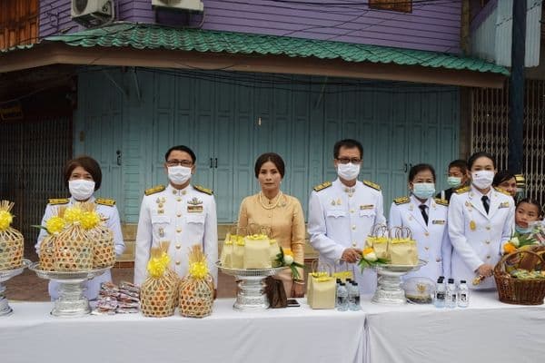 ภาพประกอบข่าว ลำดับที่ 11 จาก ร่วมพิธีทำบุญตักบาตรถวายพระราชกุศล