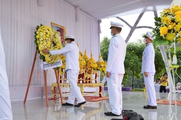 ภาพประกอบข่าว ลำดับที่ 2 จาก พิธีวาง พวงมาลาและถวายบังคม