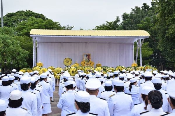 ภาพประกอบข่าว ลำดับที่ 3 จาก พิธีวาง พวงมาลาและถวายบังคม