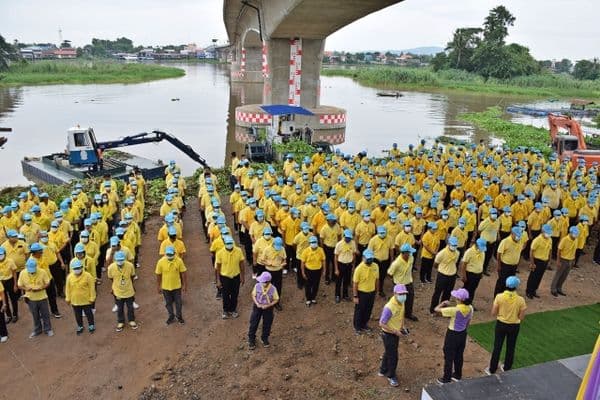 ภาพประกอบข่าว ลำดับที่ 4 จาก กิจกรรมจิตอาสากำจัดผักตบชวาในแม่น้ำเจ้าพระยา