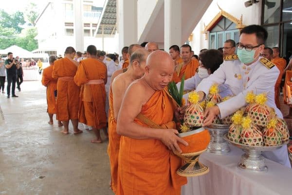 ภาพประกอบข่าว ลำดับที่ 4 จาก พิธีทำบุญตักบาตรถวายเป็นพระราชกุศล เนื่องในวันคล้ายวันพระราชสมภพครบ 120 ปี สมเด็จพระศรีนครินทราบรมราชชนนี