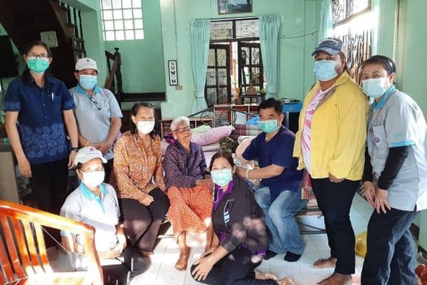 ภาพประกอบข่าว ลำดับที่ 2 จาก ออกเยี่ยมพร้อมทั้งให้ความรู้ผู้สูงอายุติดบ้าน ติดเตียงและผู้สูงอายุที่ยากไร้ ในเขตชุมชนเทศบาลเมืองอุทัยธานี