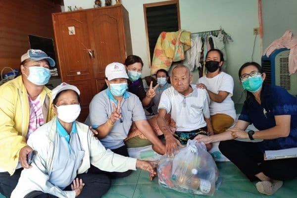 ภาพประกอบข่าว ลำดับที่ 4 จาก ออกเยี่ยมพร้อมทั้งให้ความรู้ผู้สูงอายุติดบ้าน ติดเตียงและผู้สูงอายุที่ยากไร้ ในเขตชุมชนเทศบาลเมืองอุทัยธานี