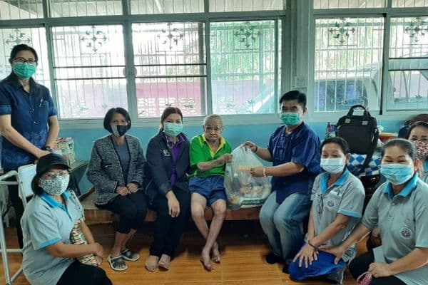 ภาพประกอบข่าว ลำดับที่ 5 จาก ออกเยี่ยมพร้อมทั้งให้ความรู้ผู้สูงอายุติดบ้าน ติดเตียงและผู้สูงอายุที่ยากไร้ ในเขตชุมชนเทศบาลเมืองอุทัยธานี