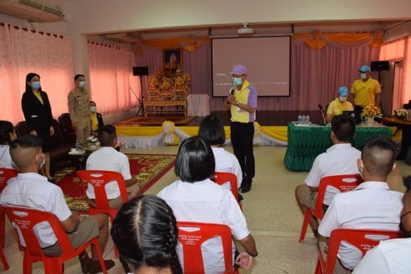 ภาพประกอบข่าว ลำดับที่ 4 จาก บรรยายหัวข้อ ความสำคัญของสถาบันพระมหากษัตริย์กับประเทศไทย ให้แก่นักเรียนโรงเรียนชุมชนเทศบาลวัดมณีสถิตกปิฎฐาราม