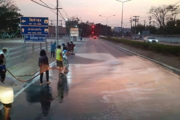 ภาพประกอบข่าว ลำดับที่ 1 จาก รงค์รักษาความสะอาด ล้างถังขยะ​ตั้งแต่สามแยกอบจ. ถึงไฟแดงปากกะบาด