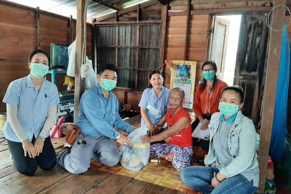 ภาพประกอบข่าว ลำดับที่ 2 จาก ออกเยี่ยมผู้สูงอายุที่มีภาวะติดบ้านและติดเตียงในเขตเทศบาลเมืองอุทัยธานี