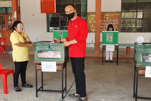 ภาพประกอบข่าว ลำดับที่ 3 จาก ใช้สิทธิลงคะแนนเลือกตั้งสมาชิกสภาเทศบาลและนายกเทศมนตรีเมืองอุทัยธานี