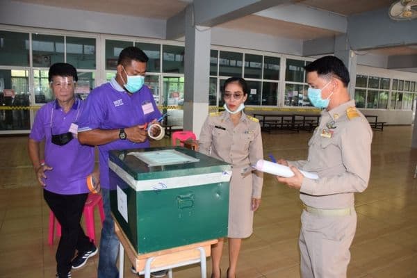ภาพประกอบข่าว ลำดับที่ 1 จาก ตรวจเยี่ยมศูนย์ประสานงานการเลือกตั้งเทศบาลเมืองอุทัยธานี