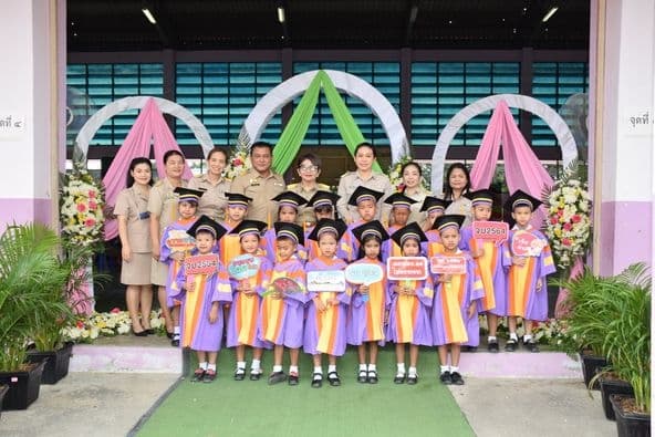 ภาพประกอบข่าว ลำดับที่ 2 จาก มอบเกียรติบัตรนักเรียนที่จบการศึกษาชั้นอนุบาล 3 และชั้นประถมศึกษาปีที่ 6 โรงเรียนเทศบาลวัดอมฤตวารี