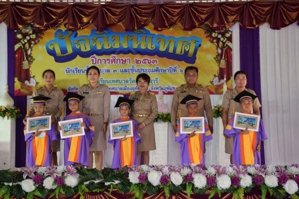 ภาพประกอบข่าว ลำดับที่ 4 จาก มอบเกียรติบัตรนักเรียนที่จบการศึกษาชั้นอนุบาล 3 และชั้นประถมศึกษาปีที่ 6 โรงเรียนเทศบาลวัดอมฤตวารี