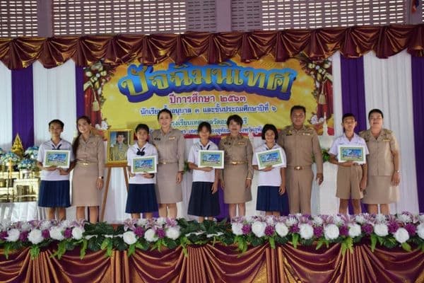 ภาพประกอบข่าว ลำดับที่ 7 จาก มอบเกียรติบัตรนักเรียนที่จบการศึกษาชั้นอนุบาล 3 และชั้นประถมศึกษาปีที่ 6 โรงเรียนเทศบาลวัดอมฤตวารี