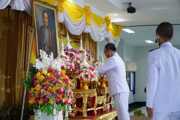 ภาพประกอบข่าว ลำดับที่ 2 จาก ร่วมพิธีวันพระบาทสมเด็จพระพุทธยอดฟ้าจุฬาโลกมหาราช