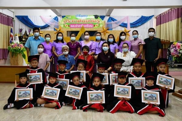ภาพประกอบข่าว ลำดับที่ 1 จาก พิธีมอบประกาศเกียรติบัตริและอำลาโรงเรียน โรงเรียนเทศบาลวัดธรรมโศภิต