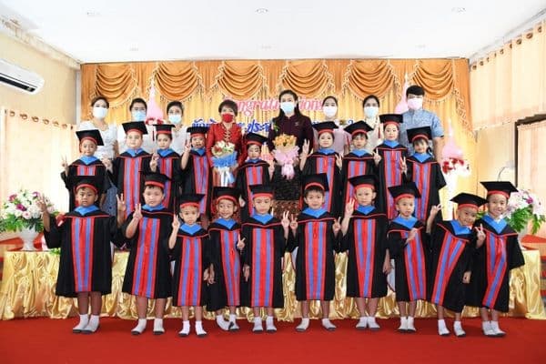ภาพประกอบข่าว ลำดับที่ 6 จาก พิธีบัณฑิตน้อย ประจำปีการศึกษา 2563 โรงเรียนเทศบาลบ้านปากกะบาด