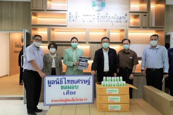ภาพประกอบข่าว ลำดับที่ 2 จาก มูลนิธิไทยเศรษฐ์ มอบเตียงกระดาษแข็ง SCG จำนวน 50 เตียง ยาฟ้าทะลายโจร 414 กระปุก เพื่อใช้ในโรงพยาบาลสนาม