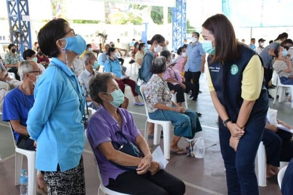ภาพประกอบข่าว ลำดับที่ 3 จาก มอบชุดเครื่องนอน เครื่องวัดค่าออกซิเจนให้กับโรงพยาบาลอุทัยธานี เพื่อนำไปใช้ประโยชน์ในโรงพยาบาลสนาม