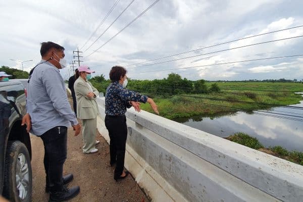 ภาพประกอบข่าว ลำดับที่ 3 จาก ประสานชลประทานลงพื้นที่ดูประตูน้ำบึงขุมทรัพย์ เพื่อปล่อยน้ำเข้าแม่น้ำสะแกกรัง