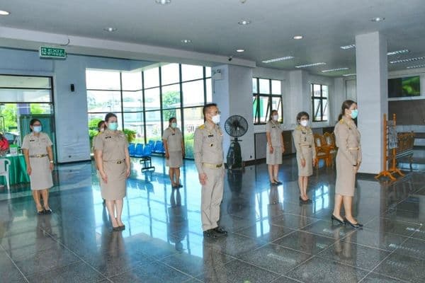 ภาพประกอบข่าว ลำดับที่ 3 จาก เปิดกรวยกระทงดอกไม้ ธูปเทียนแพ เบื้องหน้าพระบรมฉายาลักษณ์พระบาทสมเด็จพระเจ้าอยู่หัว