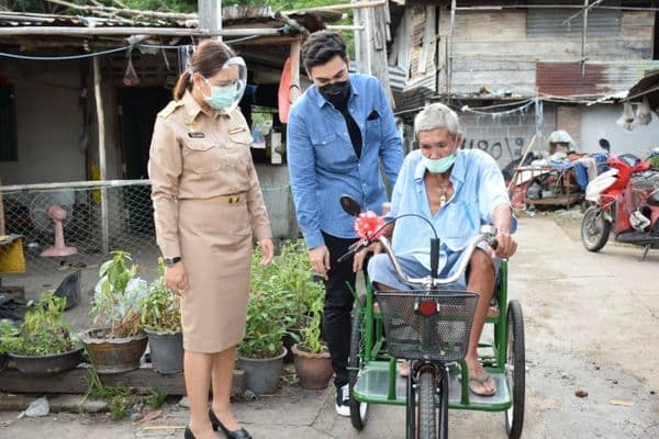 ภาพประกอบข่าว ลำดับที่ 1 จาก รับมอบอุปกรณ์สำหรับช่วยคนพิการ (รถสามล้อชนิดมือโยก)