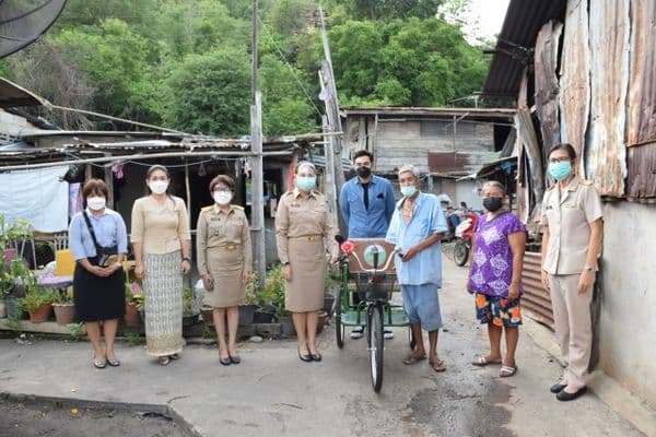 ภาพประกอบข่าว ลำดับที่ 2 จาก รับมอบอุปกรณ์สำหรับช่วยคนพิการ (รถสามล้อชนิดมือโยก)