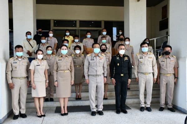 ภาพประกอบข่าว ลำดับที่ 3 จาก รับมอบอุปกรณ์สำหรับช่วยคนพิการ (รถสามล้อชนิดมือโยก)