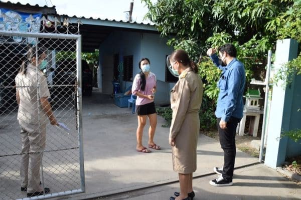 ภาพประกอบข่าว ลำดับที่ 3 จาก มอบถุงยังชีพให้กับครอบครัวผู้ที่ต้องกักตัวผ่านทางญาติ และแนะนำให้ปฏิบัติตนตามมาตรการของคณะกรรมการโรคติดต่อจังหวัดอุทัยธานี