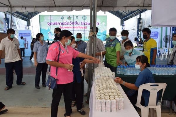 ภาพประกอบข่าว ลำดับที่ 4 จาก ตรวจเยี่ยมให้กำลังใจผู้มารับวัคซีนโควิด 19 และรับมอบอาหาร เพื่อมอบให้กับทีมแพทย์พยาบาล