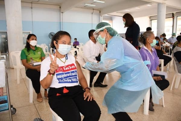 ภาพประกอบข่าว ลำดับที่ 10 จาก ตรวจเยี่ยมให้กำลังใจผู้มารับวัคซีนโควิด 19 และรับมอบอาหาร เพื่อมอบให้กับทีมแพทย์พยาบาล