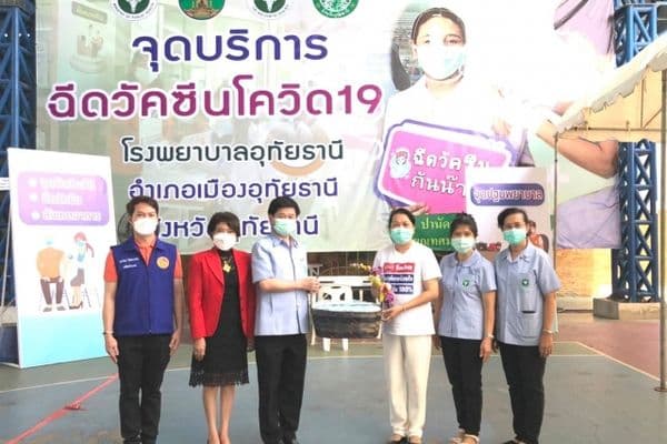 ภาพประกอบข่าว ลำดับที่ 1 จาก ตรวจเยี่ยมผู้มารับวัคซีนโควิด 19 และรับมอบอาหารจากโรงทานวัดท่าซุง เพื่อมอบให้กับทีมแพทย์พยาบาล และเจ้าหน้าที่