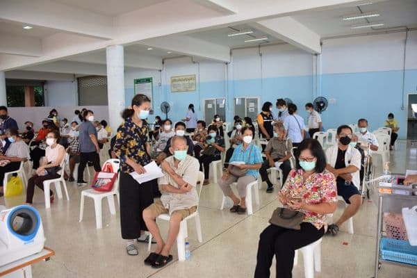 ภาพประกอบข่าว ลำดับที่ 8 จาก ตรวจเยี่ยมผู้มารับวัคซีนโควิด 19 และรับมอบอาหารจากโรงทานวัดท่าซุง เพื่อมอบให้กับทีมแพทย์พยาบาล และเจ้าหน้าที่