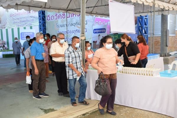 ภาพประกอบข่าว ลำดับที่ 9 จาก ตรวจเยี่ยมผู้มารับวัคซีนโควิด 19 และรับมอบอาหารจากโรงทานวัดท่าซุง เพื่อมอบให้กับทีมแพทย์พยาบาล และเจ้าหน้าที่
