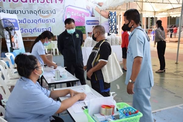 ภาพประกอบข่าว ลำดับที่ 10 จาก ตรวจเยี่ยมผู้มารับวัคซีนโควิด 19 และรับมอบอาหารจากโรงทานวัดท่าซุง เพื่อมอบให้กับทีมแพทย์พยาบาล และเจ้าหน้าที่
