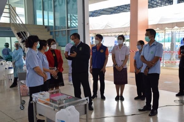 ภาพประกอบข่าว ลำดับที่ 12 จาก ตรวจเยี่ยมผู้มารับวัคซีนโควิด 19 และรับมอบอาหารจากโรงทานวัดท่าซุง เพื่อมอบให้กับทีมแพทย์พยาบาล และเจ้าหน้าที่