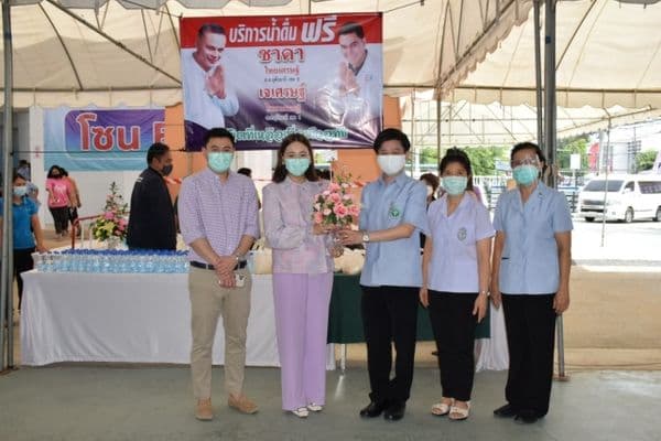 ภาพประกอบข่าว ลำดับที่ 1 จาก ให้กำลังใจแก่ผู้มารับวัคซีน พร้อมทั้งมอบอาหาร เนื่องในวันคล้ายวันเกิด
