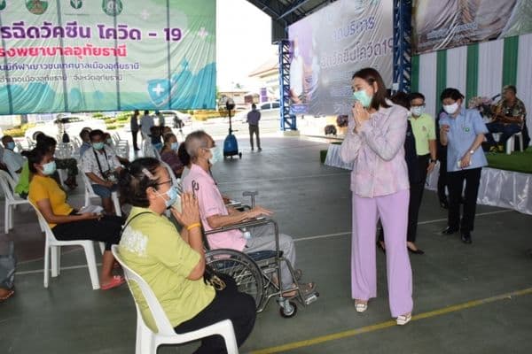 ภาพประกอบข่าว ลำดับที่ 2 จาก ให้กำลังใจแก่ผู้มารับวัคซีน พร้อมทั้งมอบอาหาร เนื่องในวันคล้ายวันเกิด