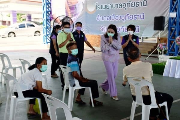 ภาพประกอบข่าว ลำดับที่ 4 จาก ให้กำลังใจแก่ผู้มารับวัคซีน พร้อมทั้งมอบอาหาร เนื่องในวันคล้ายวันเกิด